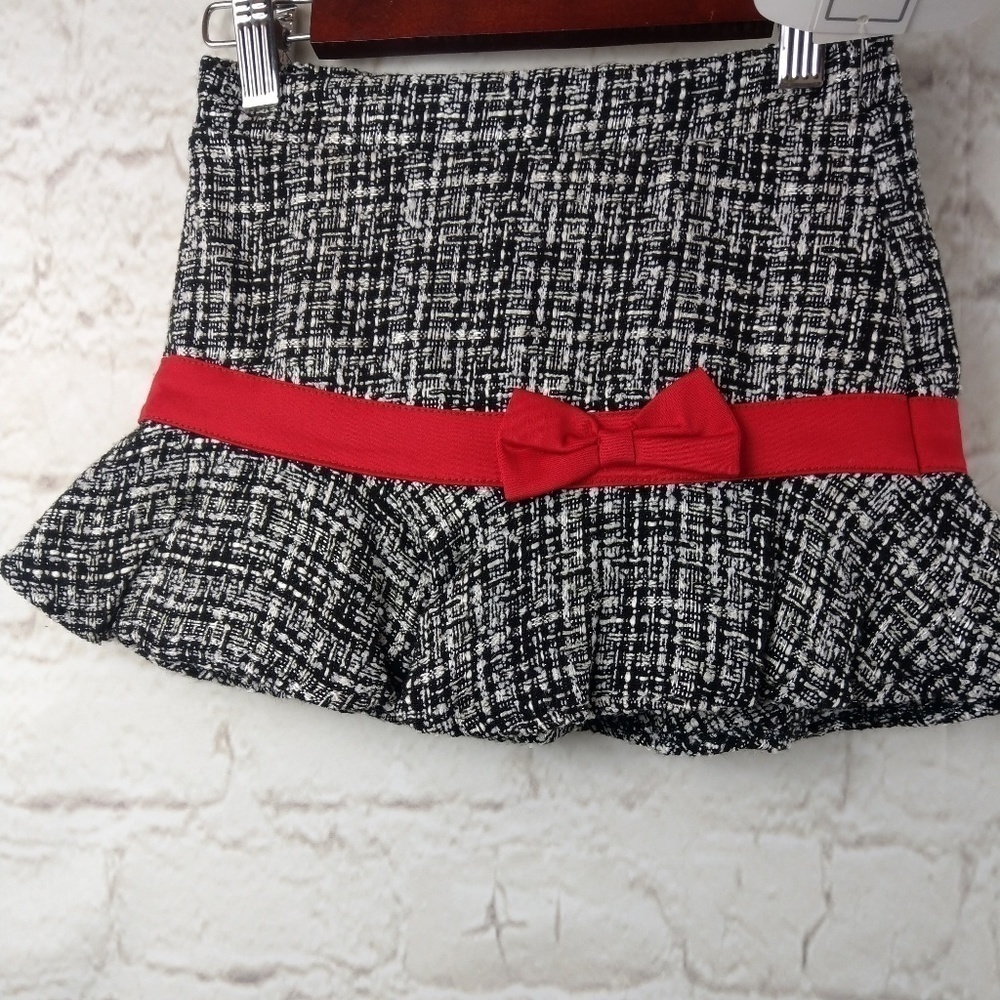 Girls‎ black and white skirt